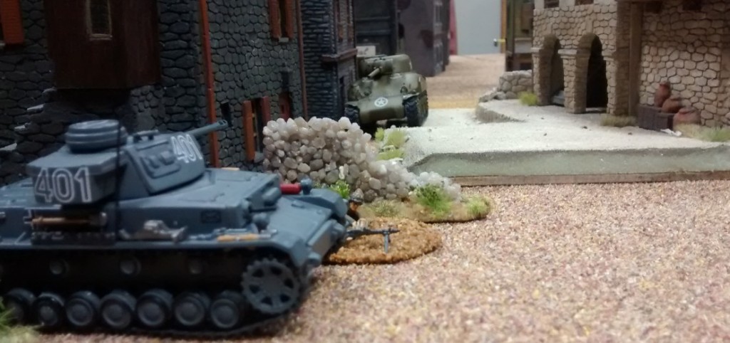 Endlich hat der Kommandant des Panzer IV verstanden, was benötigt wird. Er geht den M4A1 Sherman an.