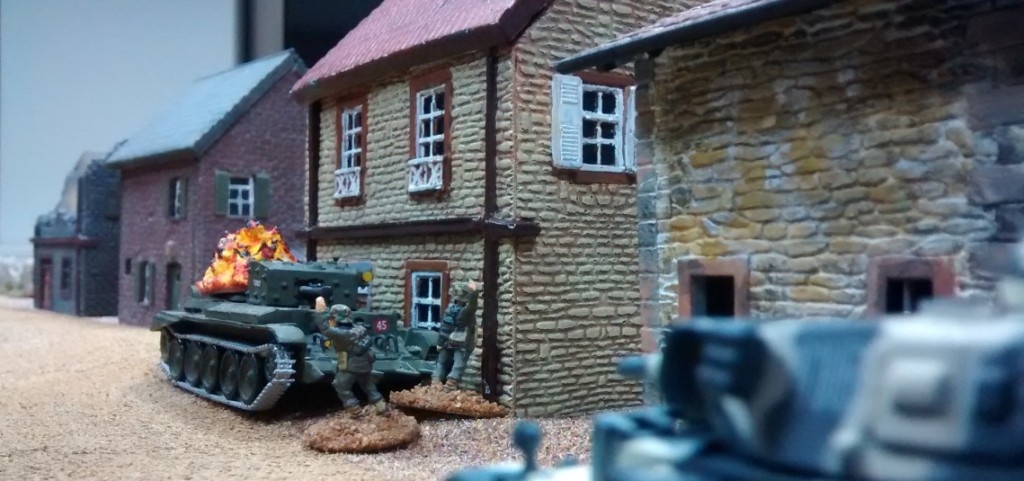 Und wieder beharken sich Cromwell und Pz III. Nun greift auch ein deutscher Infanterietrupp den Cromwell im Nahkmapf an.