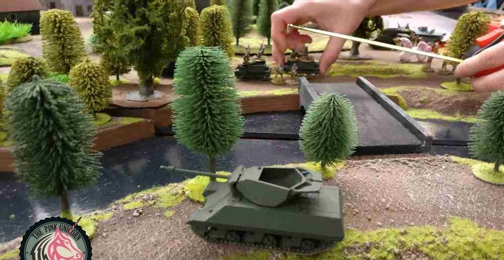 Der Jagdpanzer zieht auf dem parallel verlaufenden Damm nun doch mit dem M5 Stuart in Richtung Krauts. ( Behind Omaha. Forum / Spielbericht )