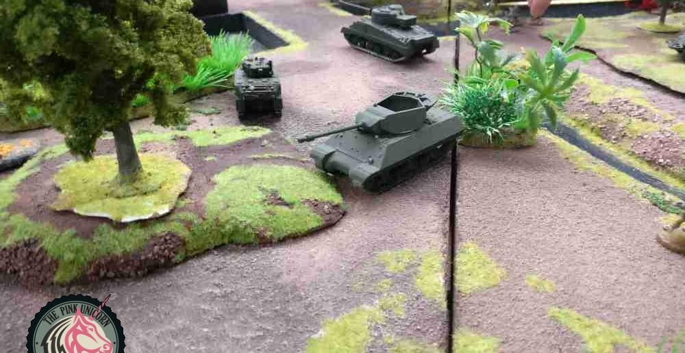 Auf der halbinsel wendet sich der andere britische jagdpanzer vom Dorf ab. Die anderen beiden werden das schon richten. Wichtiger ist dem jagdpanzer, dass die Bedrohung an der britischen Flanke ausgeschaltet wird. Nach dem Verlust von Jagdpanzer und M5 Stuart ist dei Flanke stark geschwächt. ( Behind Omaha. Forum / Spielbericht )