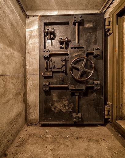 Erneut eine der sehr starken Panzertüren zu einem wichtigen Raum im Bunker unter dem Gare de l'Est.