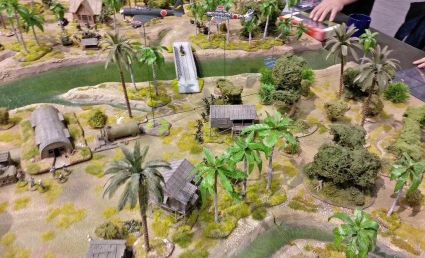 Die Diorama-Spielplatte der "Dortmund Amateur Wargamers" mit dem Thema "Landung japanischer Truppen im Pazifik"