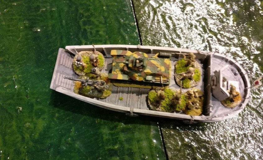 Die Diorama-Spielplatte der "Dortmund Amateur Wargamers" mit dem Thema "Landung japanischer Truppen im Pazifik"