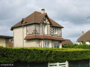 Der gleiche Ort in der Normandie, fotografiert in der Gegenwart.