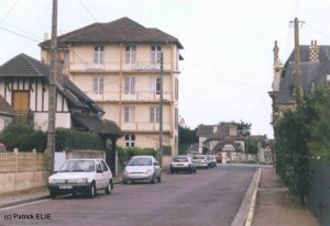 Der gleiche Ort in der Normandie, fotografiert in der Gegenwart.