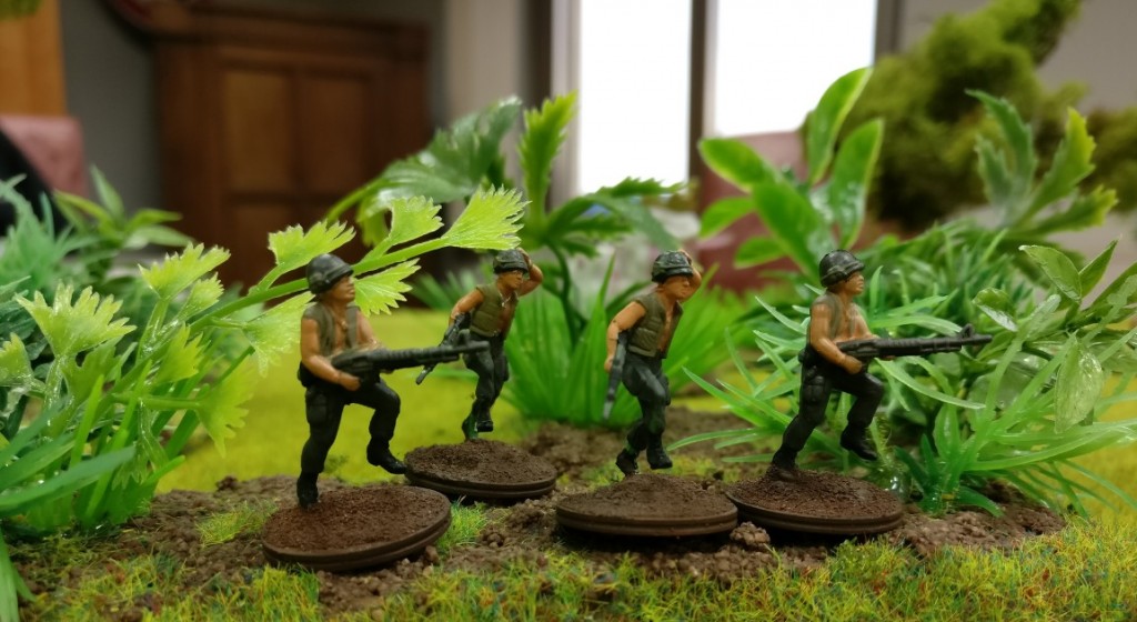 4 US-Grunts im Sturm mit je zwei M16 und M60) im Projekt "Vietnam 69" von Doncolor. 