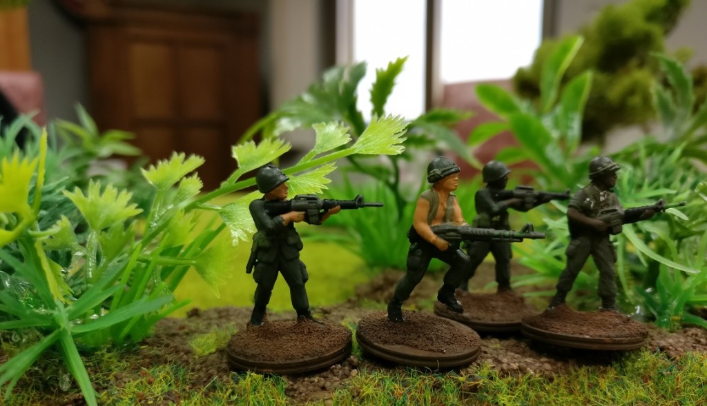 4 US-Grunts mit drei M-16-Sturmgeweheren und einem M-60-MG im Projekt "Vietnam 69" von Doncolor. 