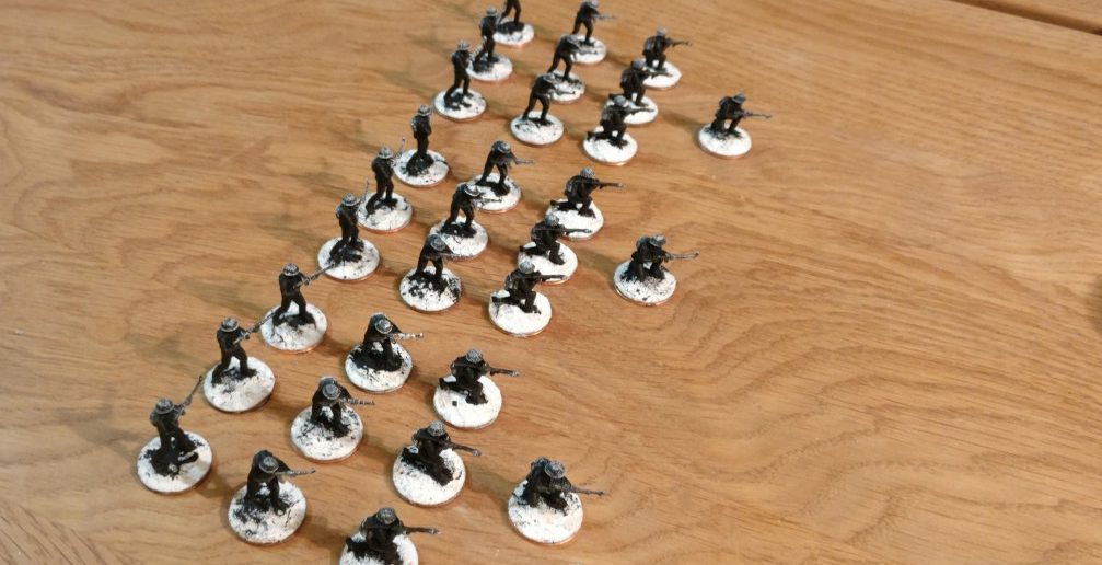 Die 30 Minis aus dem Esci Set 229 North Vietnamese Soldiers and Vietcong: Gebased und schwarz grundiert. Waiting for orders...