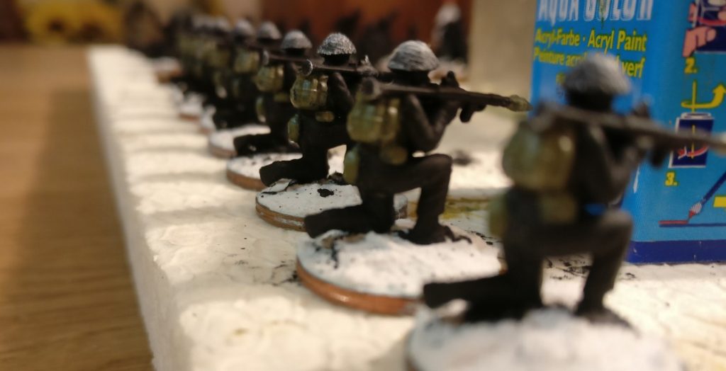 Erster Farbauftrag bei den neun RPG-7-Schützen aus dem Esci Set 229 North Vietnamese Soldiers and Vietcong 