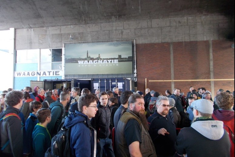 Die Schlangen vor dem Eingang zu Hangar 29 sind nicht kurz.