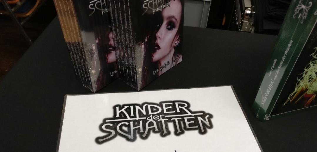 Am Stand von Lars Szekalla gibt es viel dunkles zu Lesen. Ist eigentlich überhaupt nicht mein Beritt - aber irgendwie drängt es mich, eines der Bücher für kuschlige Winterabende vor dem Kaminfeuer mitzunehmen. 