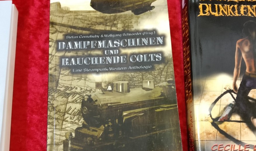 "Dampfmaschinen und rauchende Colts" ist eine Anthologie, die eigentlich ein Roman ist, welcher von verschiedenen Autoren geschrieben wurde. Jede Menge Steampunk und jede Menge Western in einem einzigen Buch. 