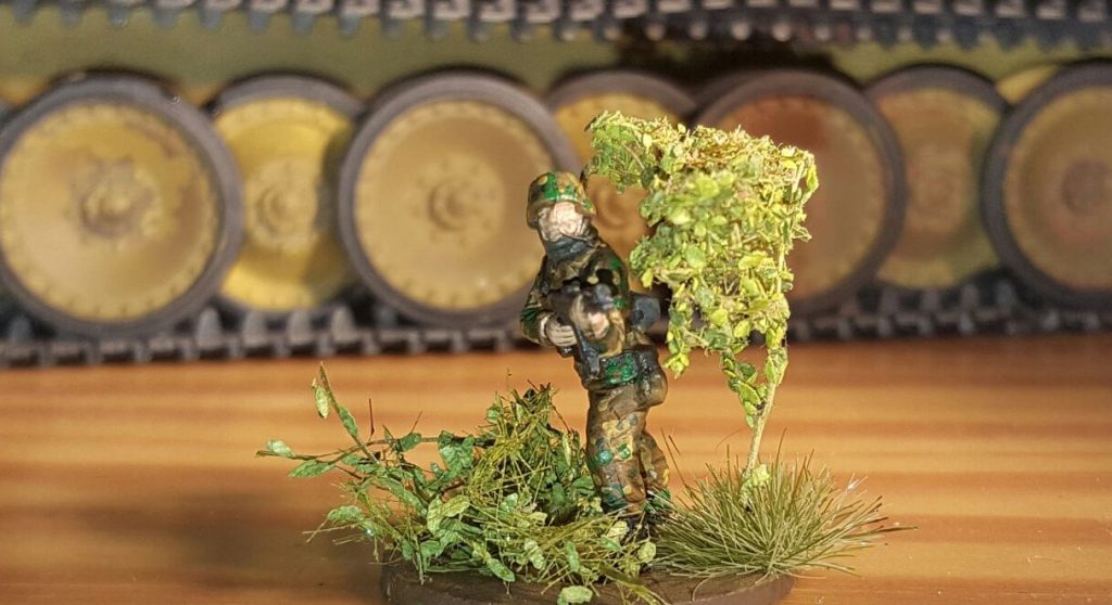 Von Armypainter, NOCH (Modellbahnzubehör) und MiniNatur kommen die Komponenten für die Begrünung der Bases. Die kleinen Blätter lassen das Laub- und Buschwerk sehr realistisch wirken. Oberst Klink hat seine Freude daran.