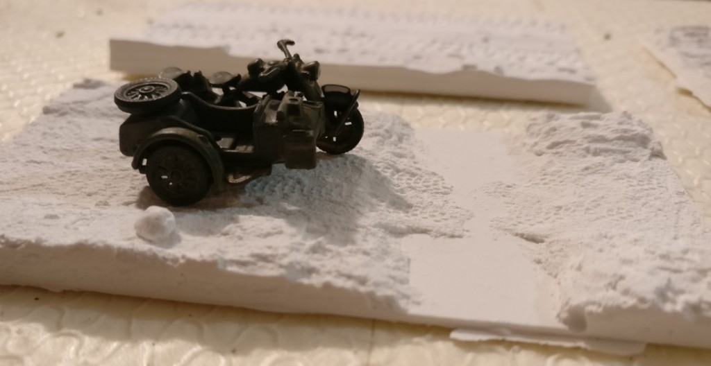 Hier fährt das BMW R75 von Italeri über einen Feldweg und gelangt an eine Bachfurt. Kein Hindernis für das Beiwagenkrad, aber eine wollkommene Abwechslung bei der Basegestaltung.