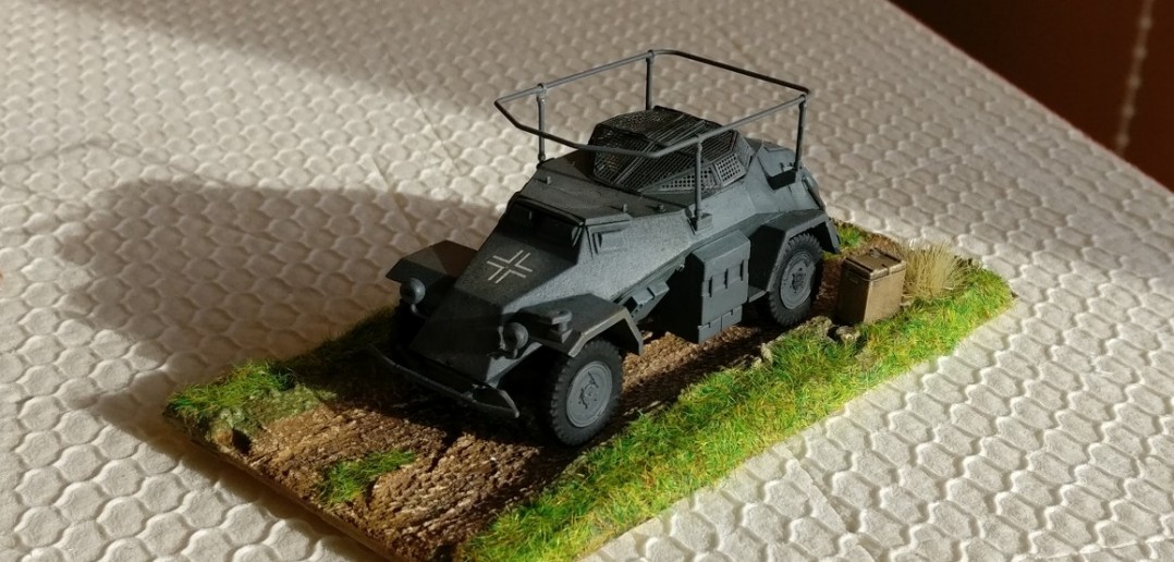 Das Sd.Kfz. 223 mit Funkantenne brettert den Feldweg entlang.