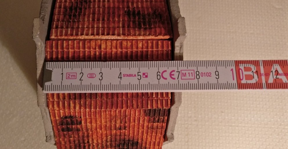 Für die schmäleren Häuser benötigen wir einen 65mm breiten Styrodur-Träger. So bleibt nach beiden Seiten Luft und es klemmt nichts.