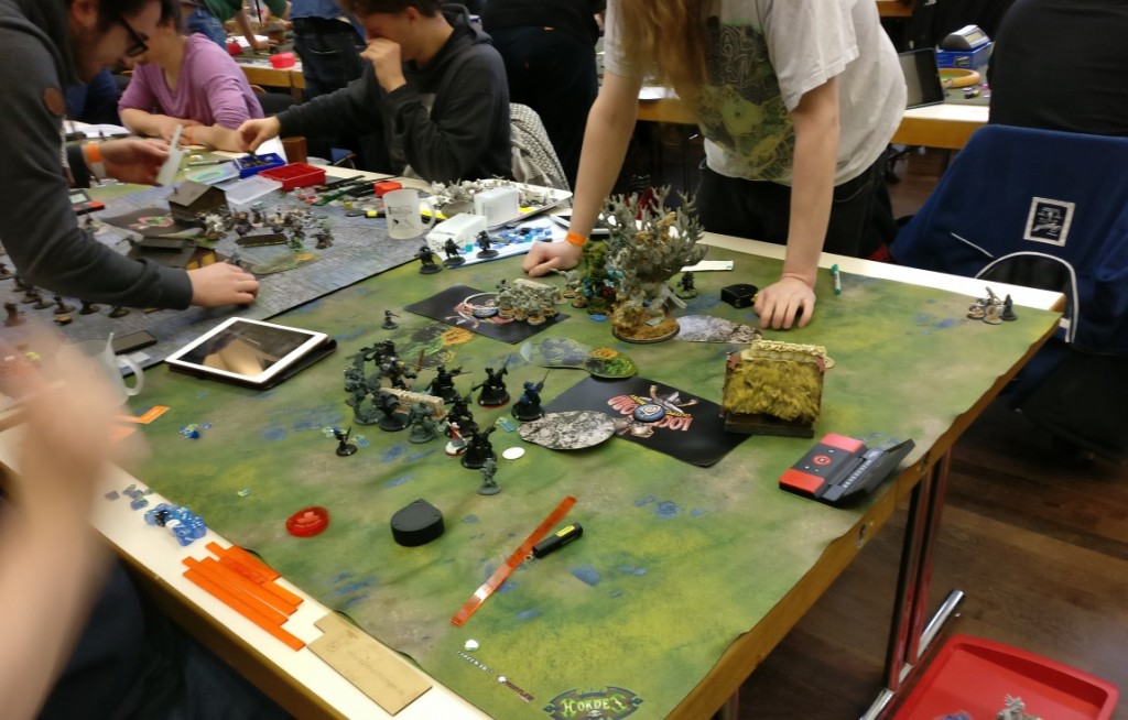 Ein Warmachine / Horde Spieltisch auf der 11. Deutschen Meisterschaft 2016 von Warmachine / Hordes auf dem DreieichCon 2016