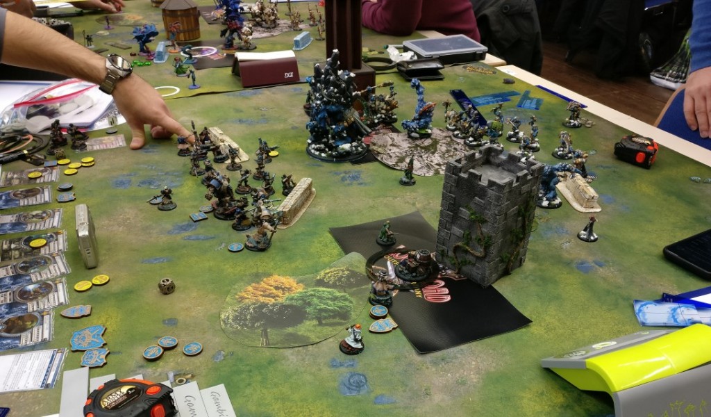 Ein Warmachine / Hordes Spieltisch auf der 11. Deutschen Meisterschaft 2016 von Warmachine / Horde auf dem DreieichCon 2016