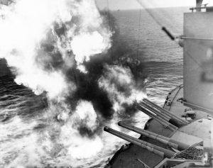 Die Kanonen der USS Nevada (BB-36) beschießen bei der Landung Ziele an Land. (#1)