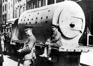 Irland, Osteraufstand 1916: ein schnell konstruierter Panzer aus dem Druckkessel einer Dampflok. Mangels panzerbrechender Waffen der Aufständischen ein Quick-Win für die Herrschenden. Gabs das? Ist es nur ne Fotomontage?