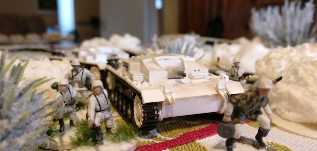 Die StuG III der Sturmgeschützabteilung 24 in Begleitung von Panzergrenadieren.