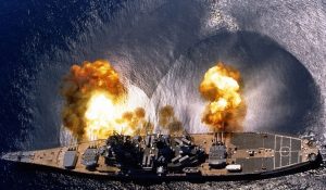 Die USS Iowa (BB-61) feuert. (#2)