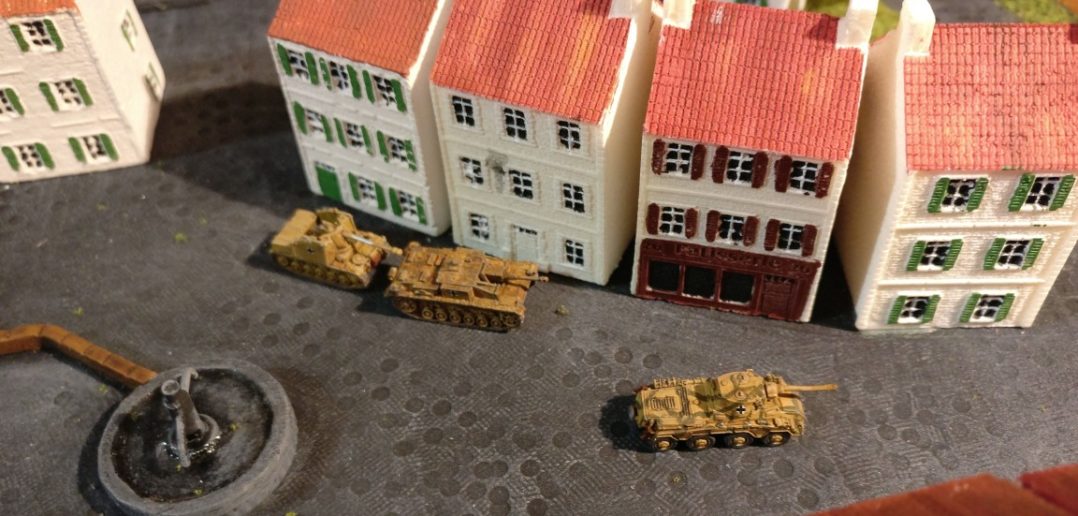 Sturmi schickt seine 3er-Truppe durch die Stadt, um die US-Truppen in der Flanke zu packen. Eventuell ergibt sich die Chance, die US-Truppen sogar zu umgehen und von hinten zu packen.