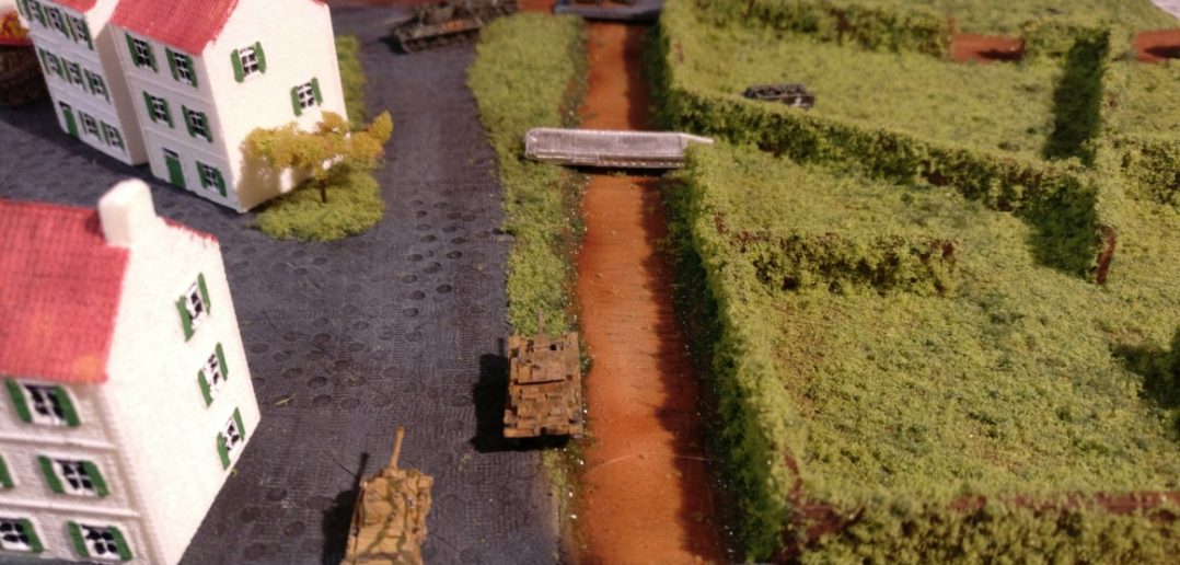 Sturmis Mannen erkennen ihre Chance. Puma und Stug III preschen den Amerikanern in die Flanke und eröffnen das Feuer auf den M36 Jackson. Klar ist: wenn der fällt, ist die stärkste Bedrohung beseitigt. Das gleicht den Verlust des Panzer V Panther aus.
