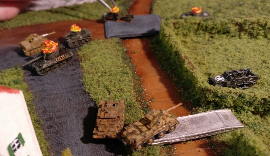 Die Sieben-Fünfer macht dem Jeep den Garaus. StuG III und Puma stehen ander Panzer-IV-Schnellbrücke. Der Puma versucht, den Gegner zu umfassen.