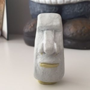 Fertig! Der erste Moai hat seine (ziemlich) endgültige Form erhalten.