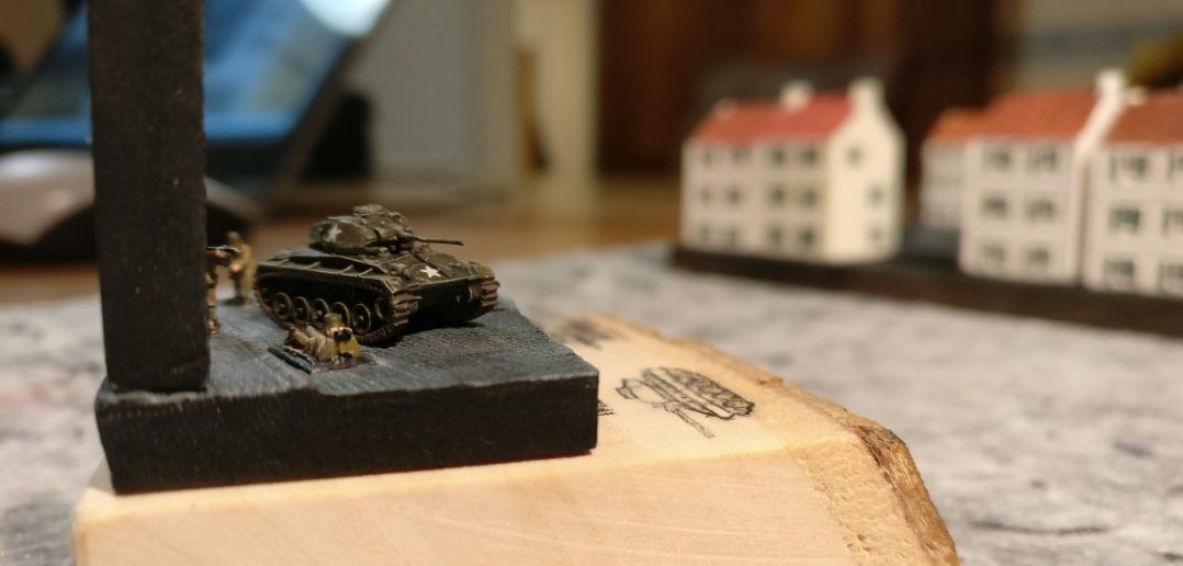 So sieht der deutsche Artilleriebeobachter Hauptgefreiter Fritz Kohlhaas vom Grenadier-Regiment 736 den M24 Chaffee in der Rue Chamond. Das kleine 1:285-Diorama kann viele Geschichten erzählen.