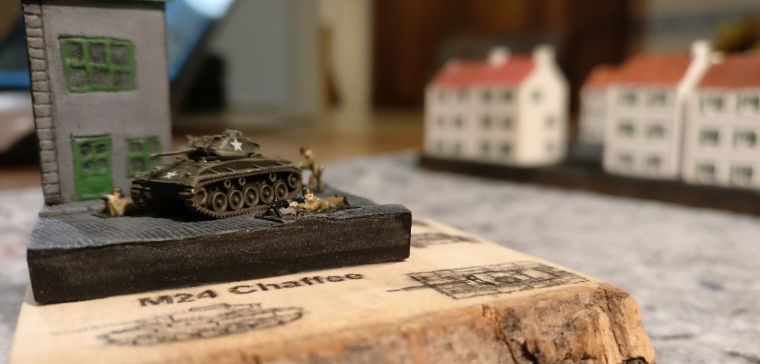 Anderer Blick von schräg vorne auf den M24 Chaffee auf dem Diorama im Maßstab 1:285.