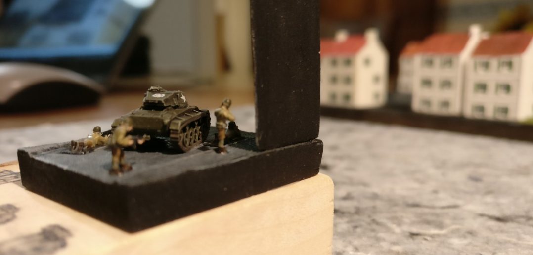 Die Perspektive der nachrückenden Infanteristen und Tank Commander auf den M24 Chaffee auf dem 1:285-Diorama.