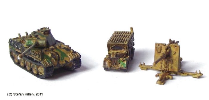 Und so könnten solche Modelle fertig bemalt und gealtert aussehen. Je ein mittlerer Kampfpanzer PzKpfWg. V „Panther“, ein Horch-Funkwagen und eine „Acht-Acht“ von GHQ aus einem „Schnupperpack“, welche von Stefan Hillen „zusammengebaut“ wurden.
