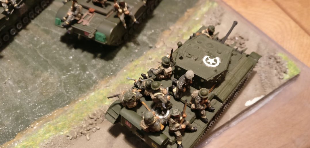 Die britischen Tankrider auf zwei Churchill Tanks von DeAgostini und auf einem älteren Cromwell. (HaT Set 8264 WW2 British Tank Riders).
