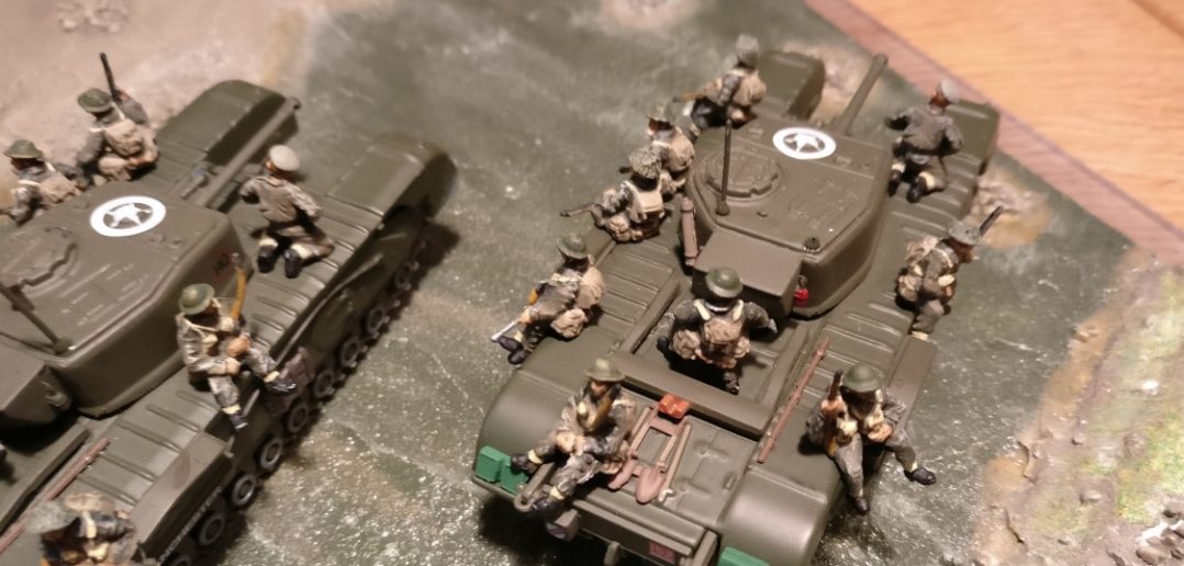 Die britischen Tankrider auf zwei Churchill Tanks von DeAgostini und auf einem älteren Cromwell. (HaT Set 8264 WW2 British Tank Riders).