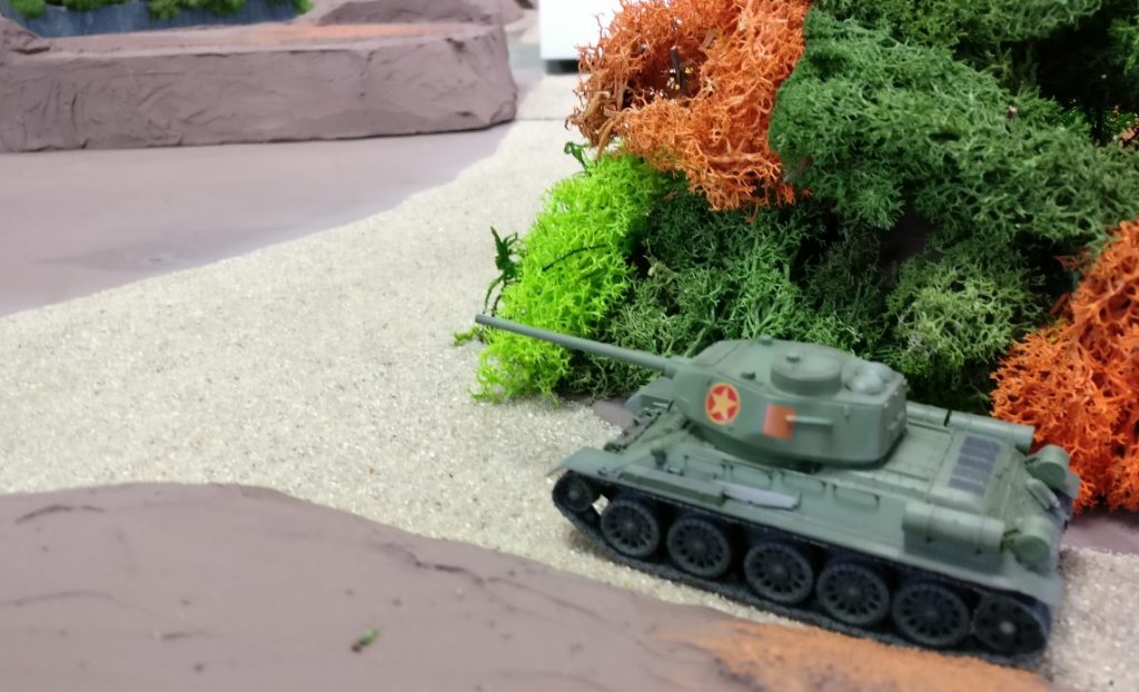 Der Einsatz von gepanzerten Gefechtsfahrzeugen wie dieser T-34/85 der nordvietnamesischen Armee ist vor allem auf der breiten und befestigten Straße vorgesehen. 