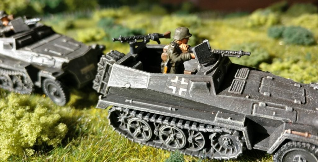Die 1. Kompanie der Aufklärungs-Abteilung 26 rückt vor. Heinrich Schuster, Stabsgefreiter der Wehrmacht, sitzt ganz vorne im ersten SPW.