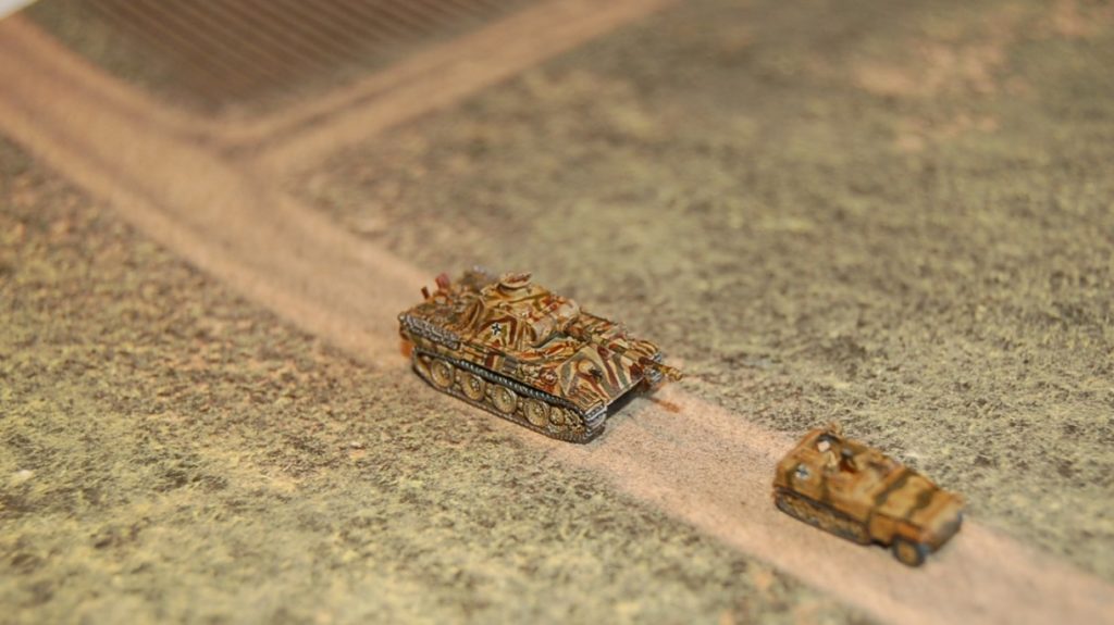 Von der Seite kommt die Spielplatte auf dem Bild noch etwas geschmeidiger rüber... Panther und Sd.Kfz. 250/1.