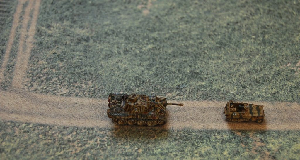 Max hat seine DIN A4 Geländeplatten (Fotodruck auf Karton) mitgebracht.  Die beiden Wehrmächtler flitzen drüber: Panzer V Panther und Sd. Kfz. 250/1.