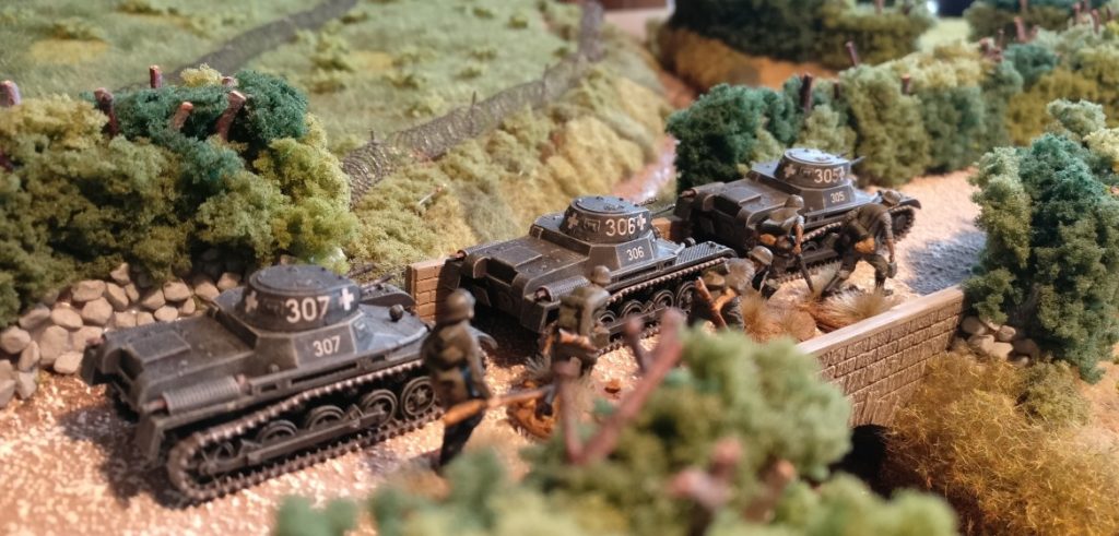 Drei Panzer I der I. Abteilung des panzer-Regiment 1 auf dem Marsch. Das Vorgehen wird von Schützen des Schützen-Regiment 113 gedeckt