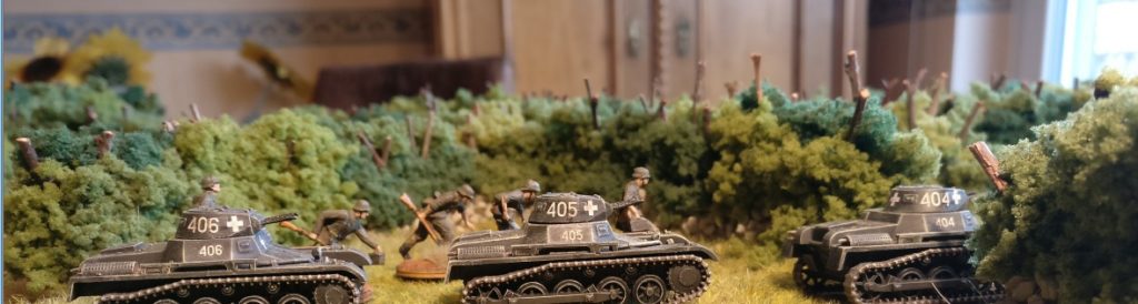 Drei Panzer I der 4. Kompanie (II. Abteilung) des Panzer-Regiment 1 nach ihrem Durchbruch durch die Ardennen. Schützen des Schützen-Regiment 113 begleiten sie.