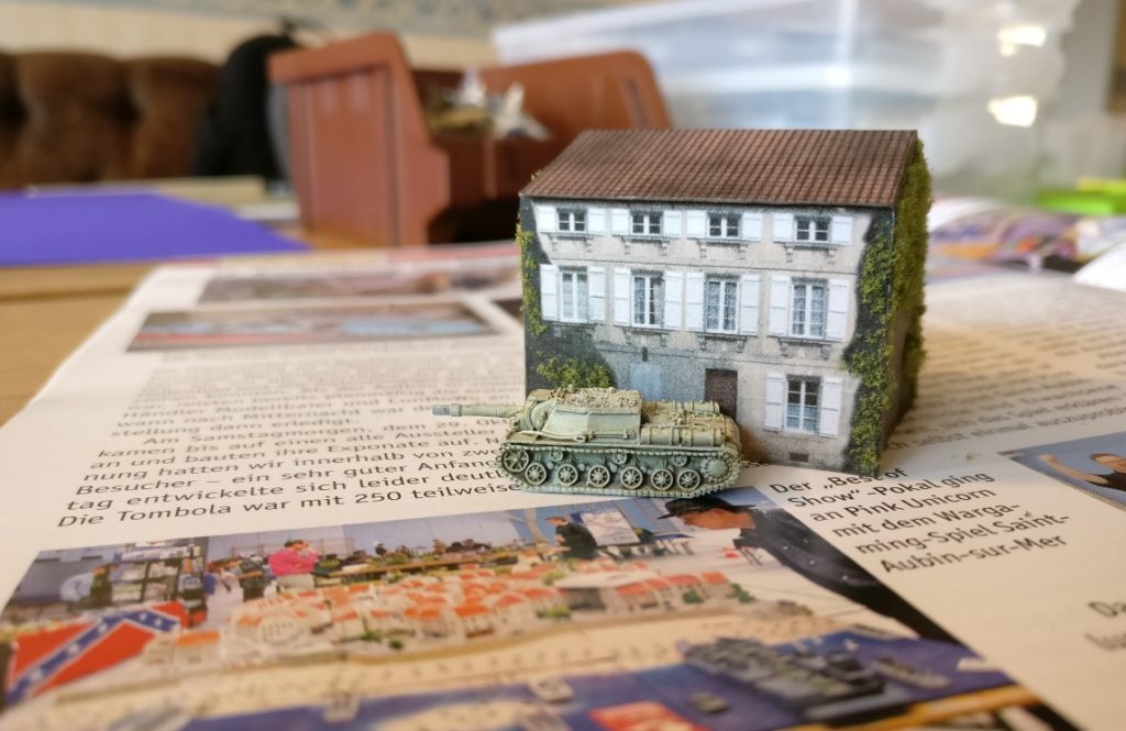 Hier nochmal der SU-152 vor dem Steinhaus in 6mm / 1:285. Das Steinhaus wurde aus den Bastelbögen geschnitzt.