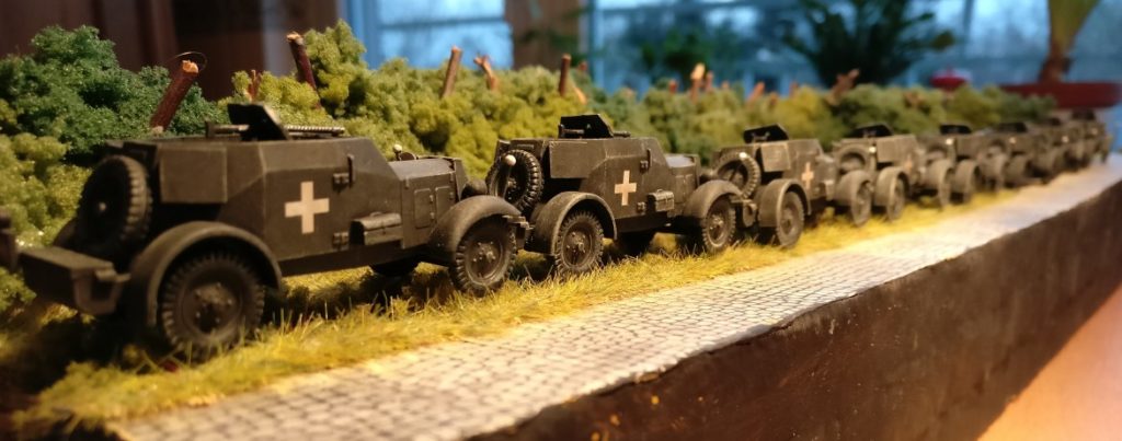 Der Panzerspähwagen Kfz 13 von First to Fight aus dem Big Haul zur Shopauflösung von BB-Toys. Hier stehen acht Panzerspähwagen Kfz. 13 der Aufklärungs-Abteilung (motorisiert) 4 am Straßenrand bei einem Halt.