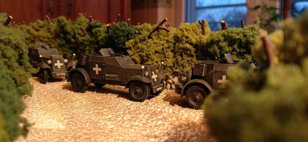 Marsch! Der Panzerspähwagen Kfz. 13 von First to Fight der vierten Schwadron des Aufklärungs-Abteilung (motorisiert) 4 jagt über schmale Straßen.