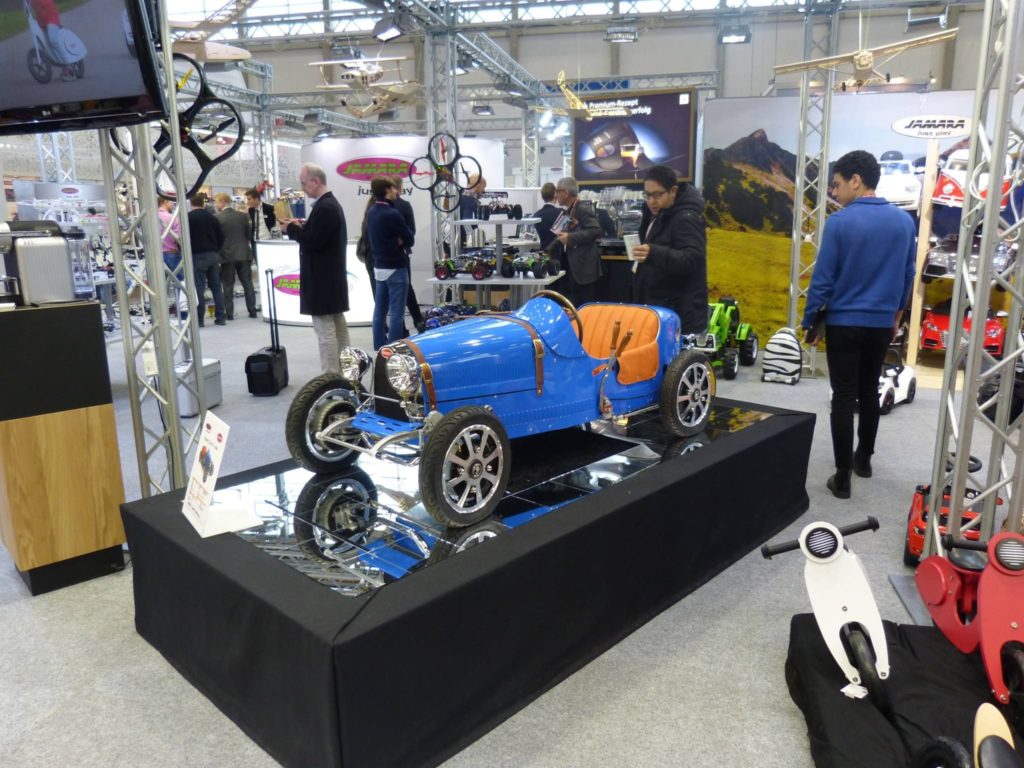 Ein schicker blauer Flitzer auf der Spielwarenmesse Nürnberg