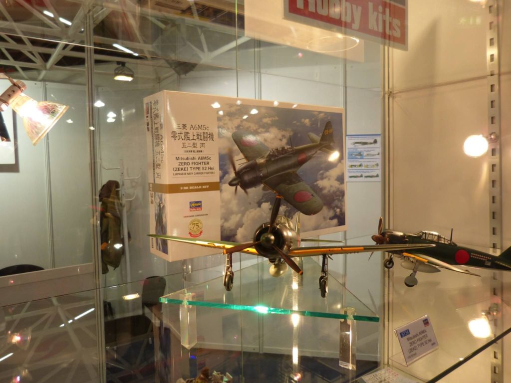 Mitsubishi A6M5c ZERO Fighter ZEKE Type 52 Hei (japanisches Trägerflugzeug) in 1:32 on Hasegawa auf der Spielwarenmesse Nürnberg