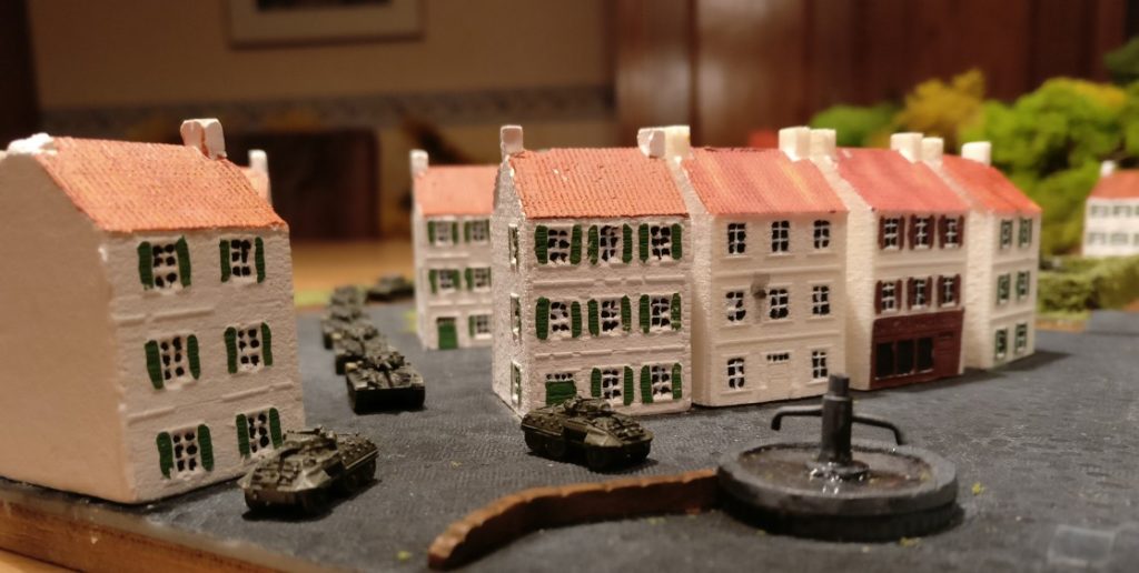 Zwei M8 Greyhound vorneweg zieht die 42nd Cavalry Reconnaissance Squadron auf den Marktplatz von Saint-Aubin in den Ardennen vor.