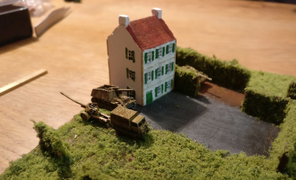 Das Scheunentor hinter dem RSO macht sich bereit. Die Hummel ebenfalls. Während die Rote Armee keine Artillerie einsetzen kann, verfügt die Wehrmacht über 15cm-Wummen und nen Wurfrahmen 40.