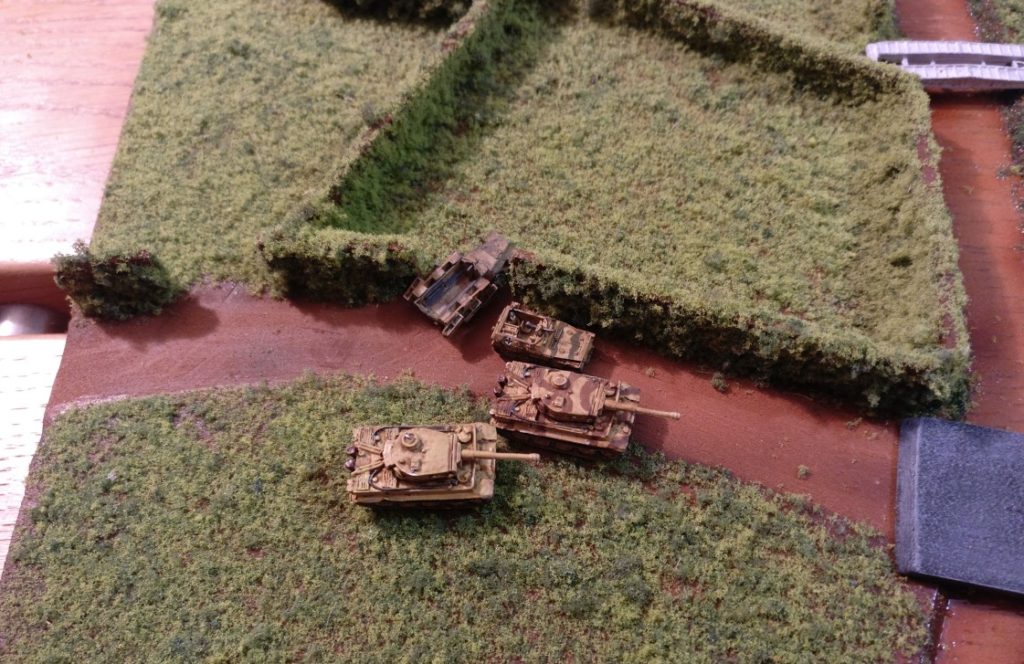 Die zwo Tiger stoßen vor. Das Sd.Kfz.250/1 fährt als Artilleriebeobachter mit. Jetzt heißt es für die 5. Garde-Panzerarmee "Aufgepasst!", denn gleich werden erste Granaten niedergehen.